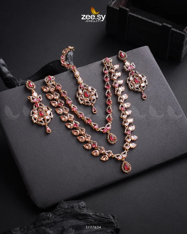 Twinkling crystal necklace-Urwa Hocane Necklace Set